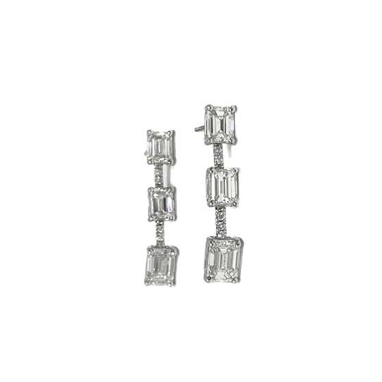 18K ホワイト ゴールド エメラルド シェイプ ドロップ ダイヤモンド ピアス
