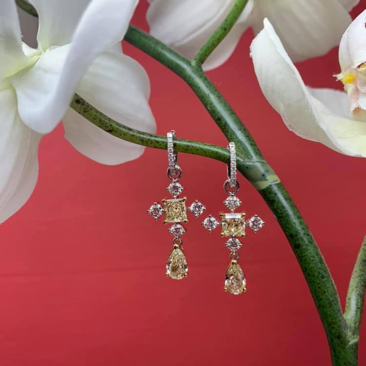 18カラットゴールドダングルダイヤモンドピアス