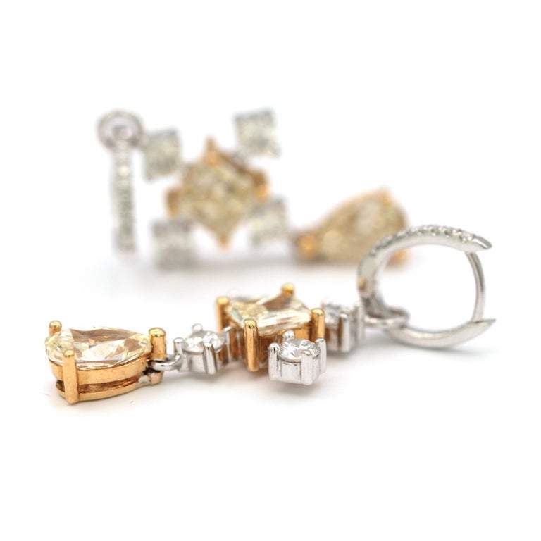 18カラットゴールドダングルダイヤモンドピアス