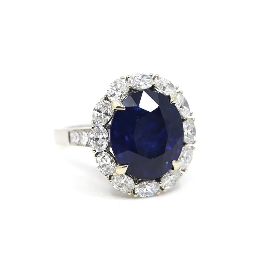 12.89カラットのオーバルカットサファイア HALO リング
