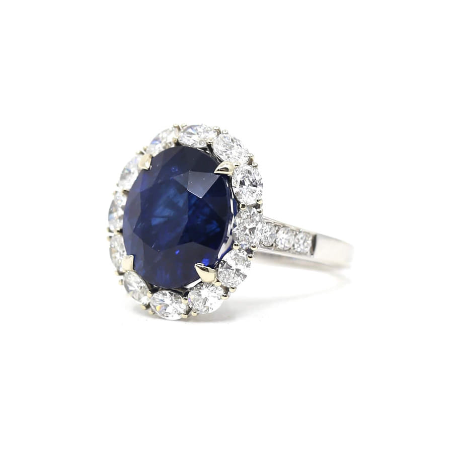 12.89カラットのオーバルカットサファイア HALO リング