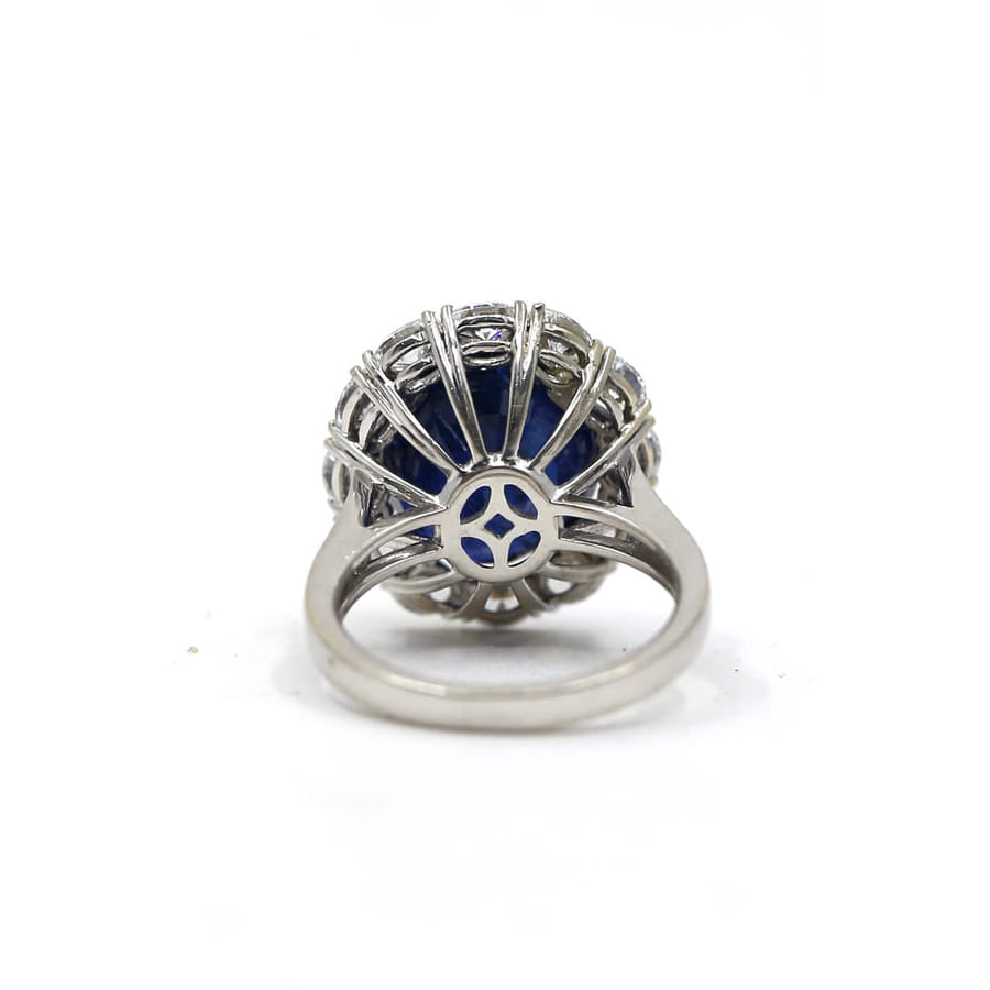 12.89カラットのオーバルカットサファイア HALO リング