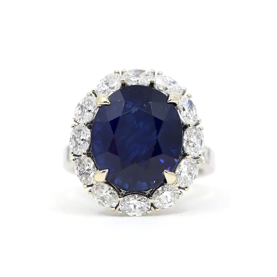 12.89カラットのオーバルカットサファイア HALO リング