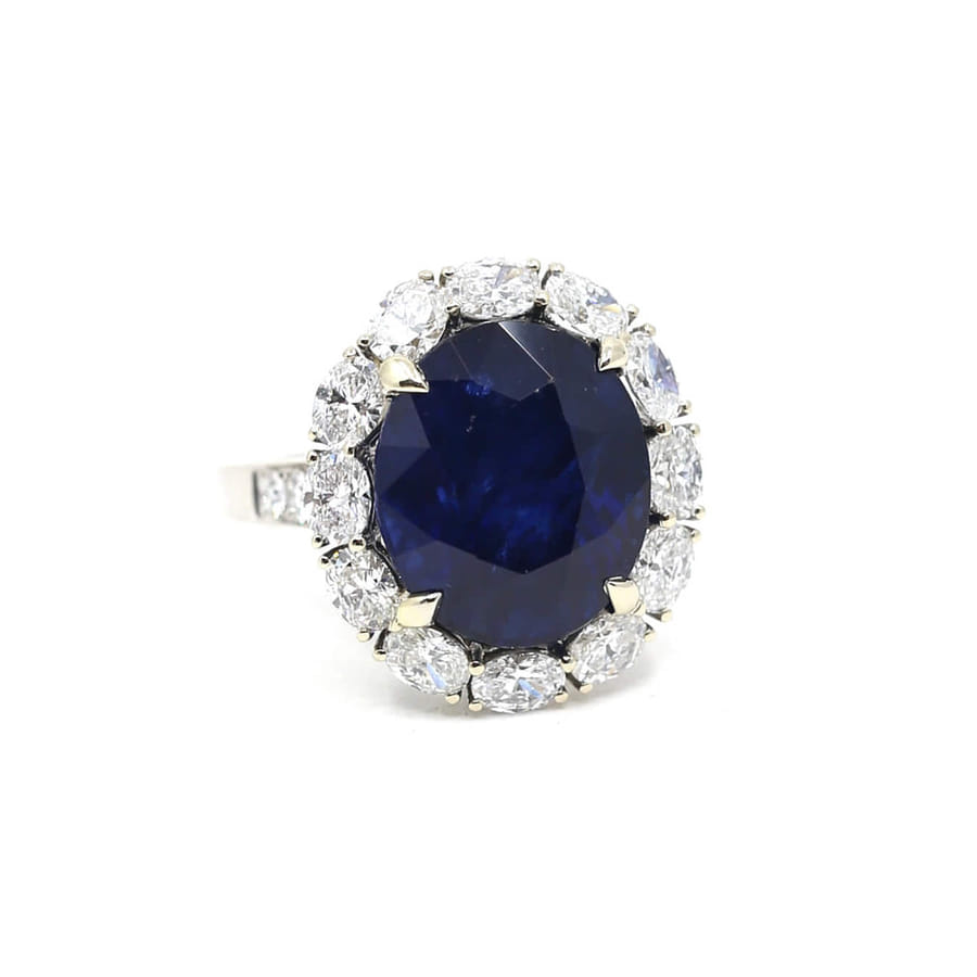 12.89カラットのオーバルカットサファイア HALO リング