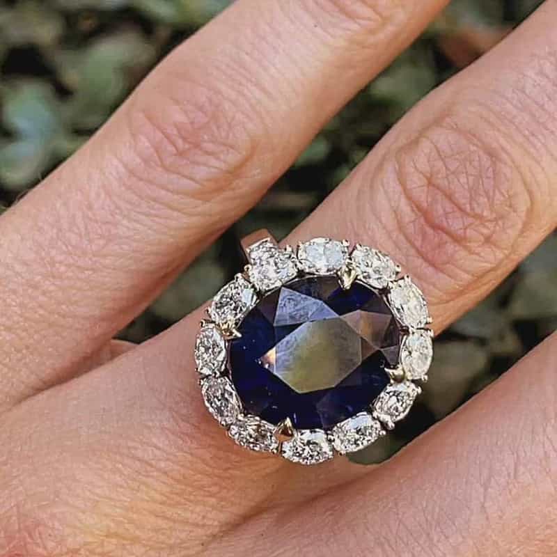 12.89カラットのオーバルカットサファイア HALO リング