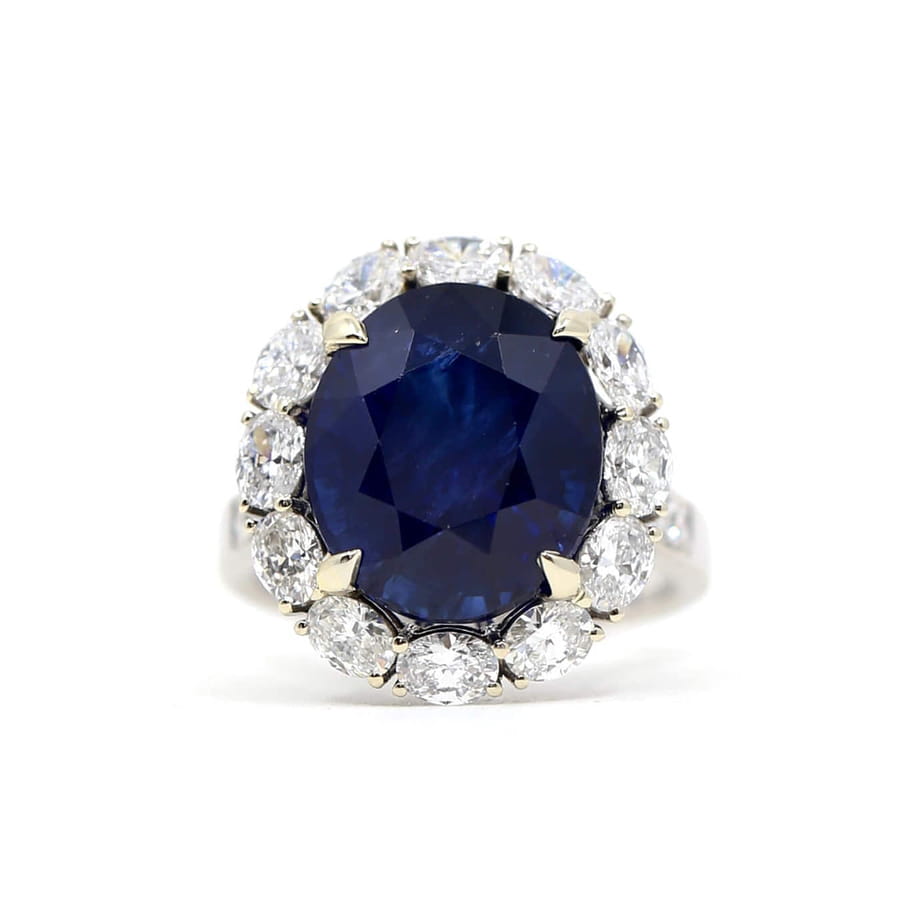 12.89カラットのオーバルカットサファイア HALO リング