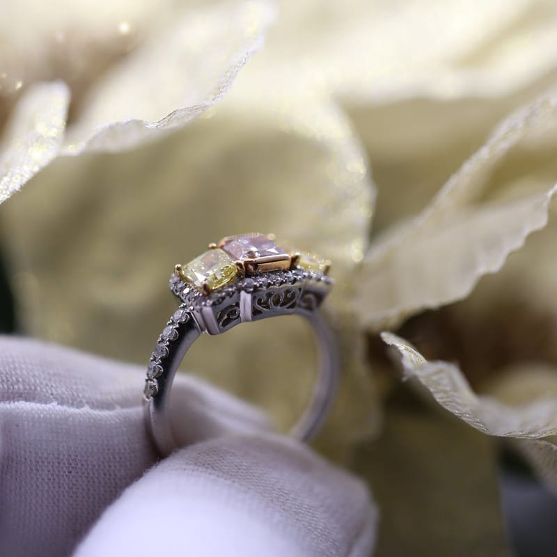ラディアントファンシーイエロー & ファンシーライトピンクダイヤモンド プラチナ スリーストーンリング
