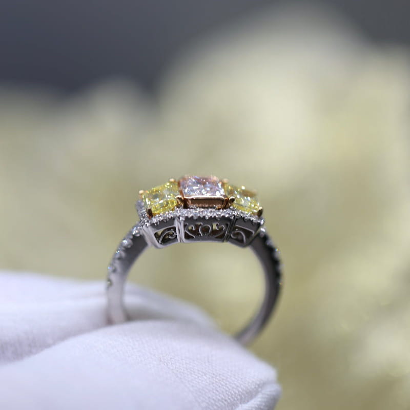 ラディアントファンシーイエロー & ファンシーライトピンクダイヤモンド プラチナ スリーストーンリング